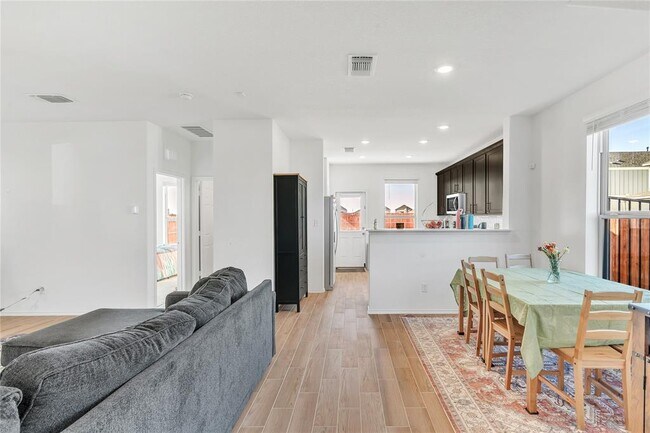 Foto del edificio - 308 Singing Dove Wy