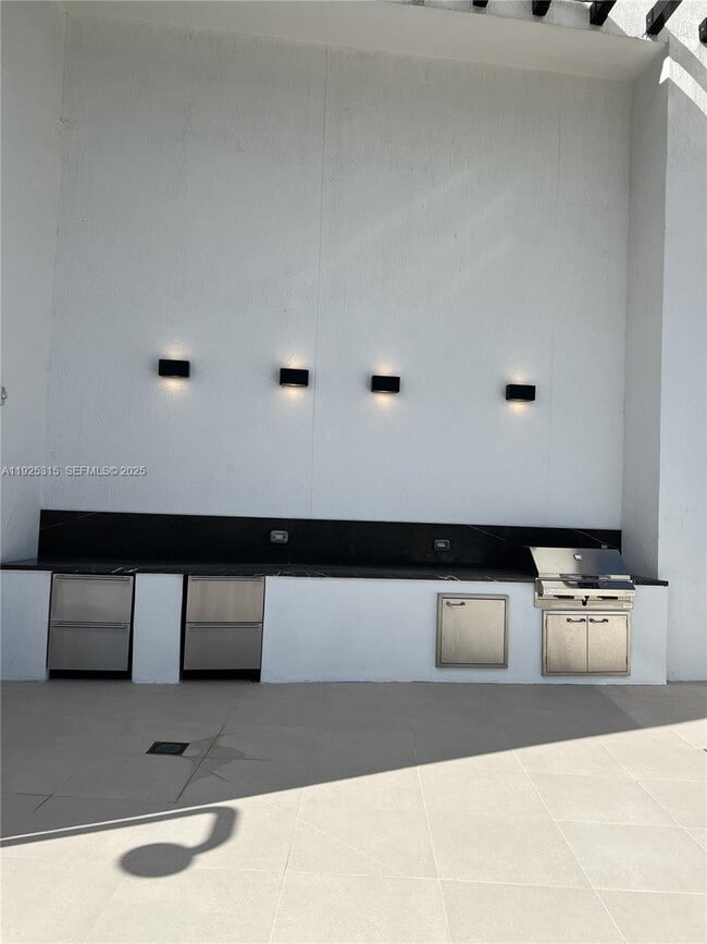 Building Photo - 225 N Miami Ave