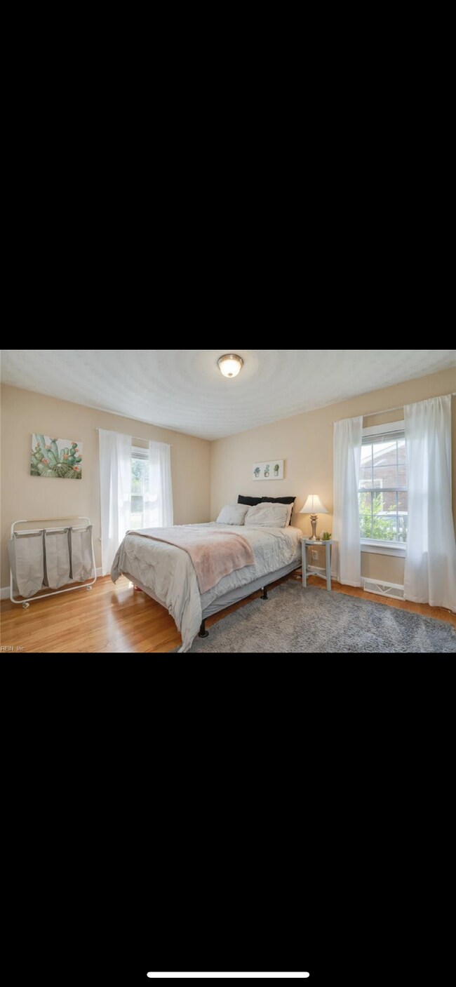 Foto del edificio - "Charming 4-Bedroom Portsmouth Retreat with Fireplace & Gleaming Hardwood Floors-Room Rental Offe...