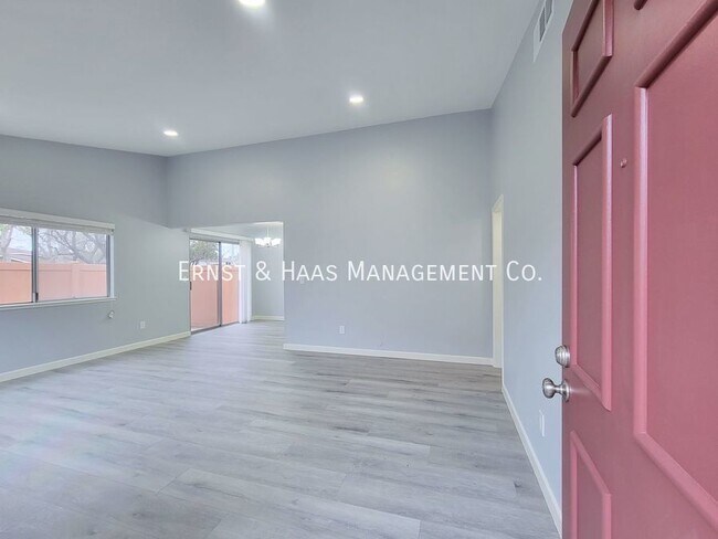 Building Photo - Luxurious Living, Completly Renovated Deta...
