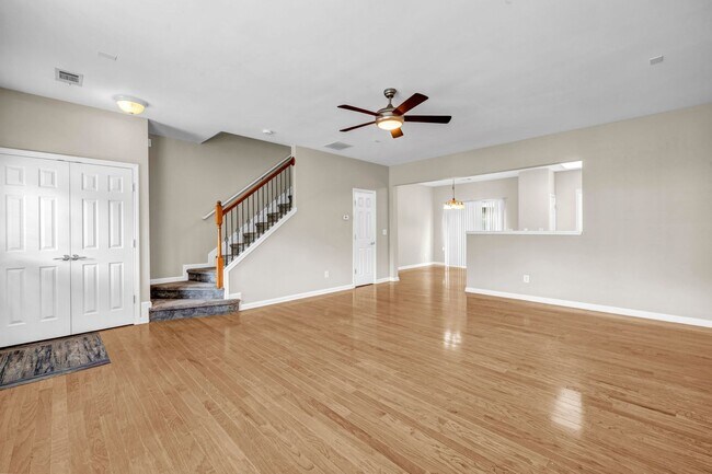 Foto del edificio - SPACIOUS 3 BEDROOM TOWNHOME