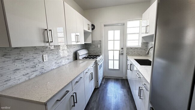 Building Photo - 1 br, 1 bath Condo - 8630 Byron Ave Apt 2 ...