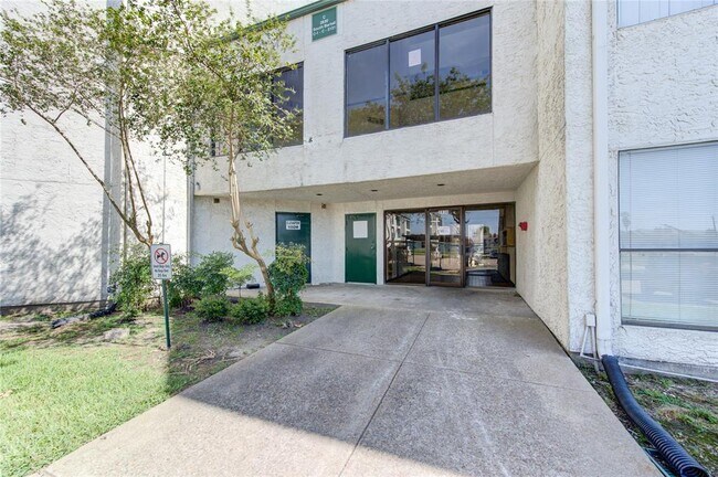 Building Photo - 2830 S Bartell Dr