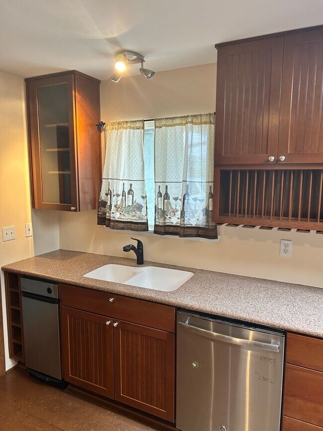 Foto del edificio - Spacious 3-Bedroom Home + Office/Den in De...