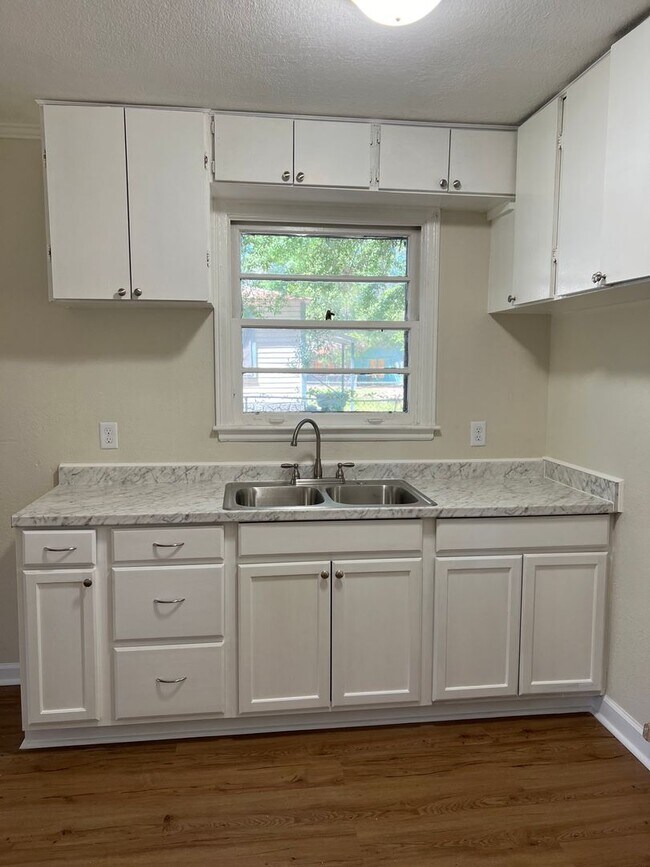 Foto del edificio - TWO BEDROOM, ONE BATH HOME