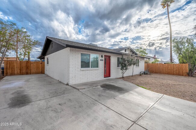 Building Photo - 10947 W Mohave St