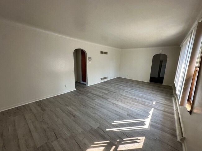 Building Photo - 529 Steward Ave