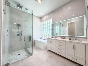 Building Photo - 5725 Via De La Plata Cir