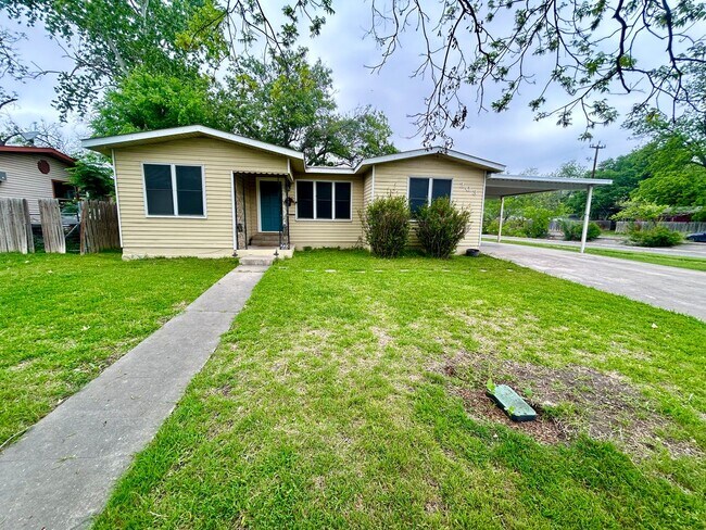Building Photo - AVAILABLE NOW! Lovely 3 Bedroom / 1 Bath  ...