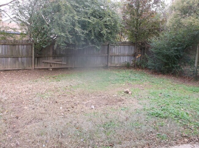 Foto del edificio - 5666 Maple Tree Dr