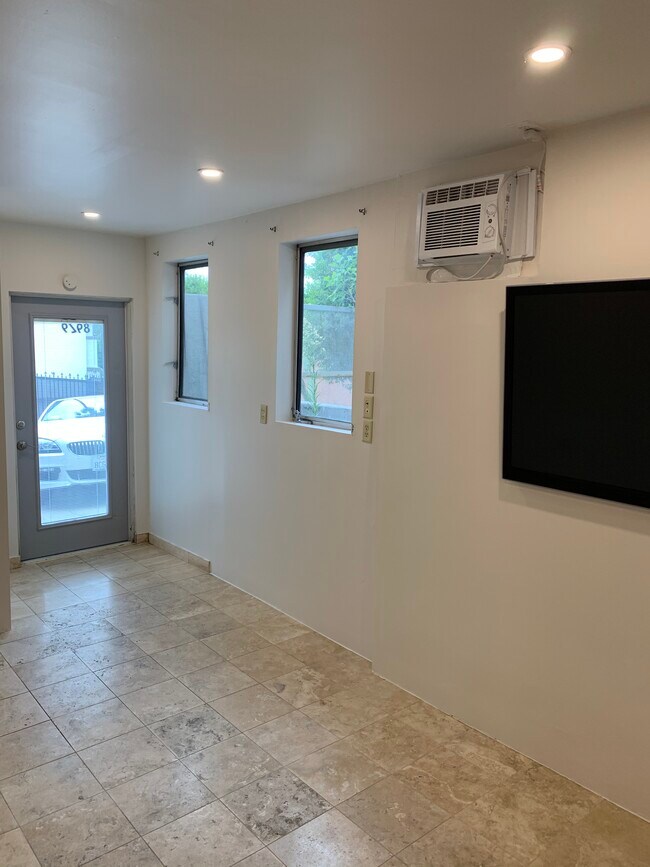 Foto del edificio - 8979 Shoreham Dr