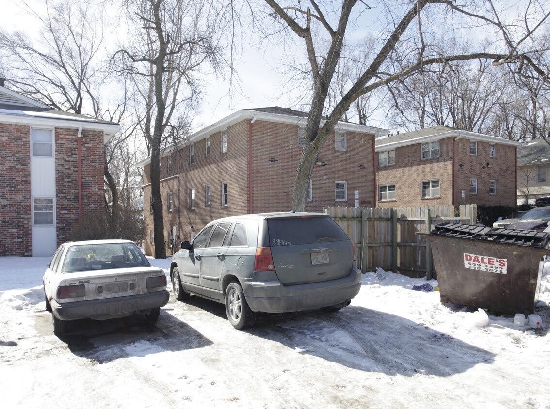 Parking Area - 4719-4729 Erskine St