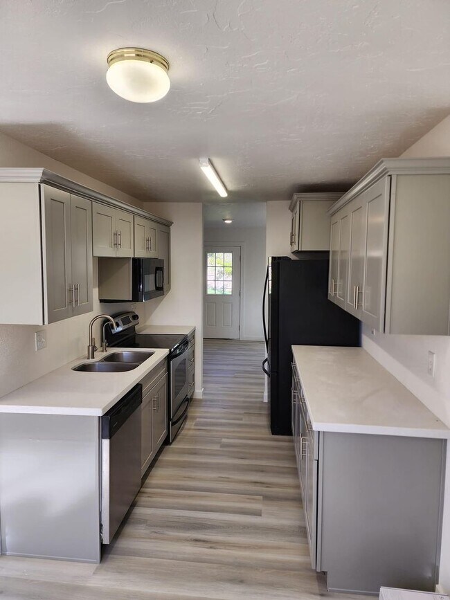 Building Photo - LOCATED IN HILDALE, UT - Newly Remodeled 3...