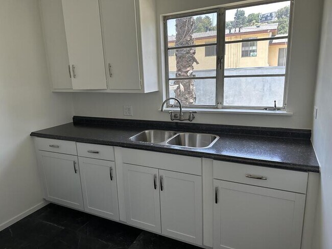 Building Photo - 1843 Linda Rosa Ave