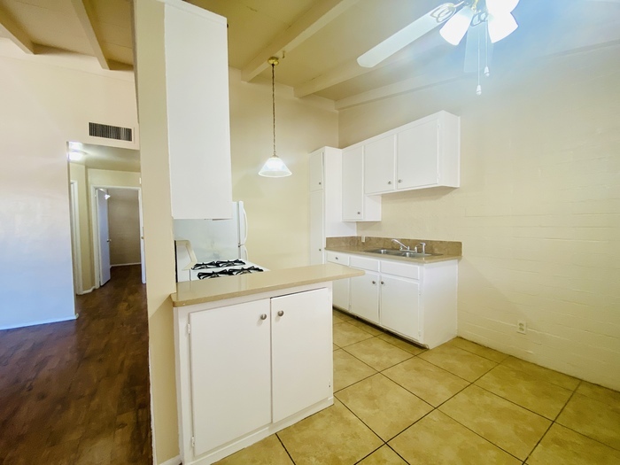 Primary Photo - Massive Stunning Single Story 2Bed/1Bath ~...