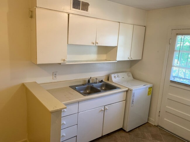 Foto del edificio - Available Now!