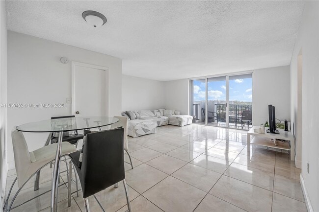 Foto del edificio - 2750 NE 183rd St