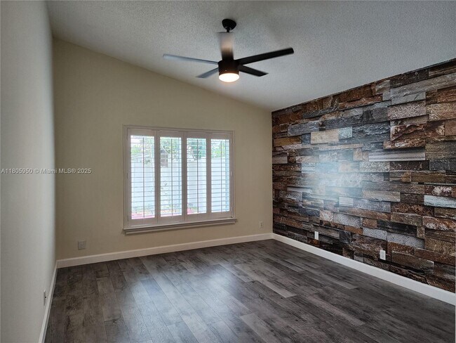 Foto del edificio - 9871 Red Heart Ln