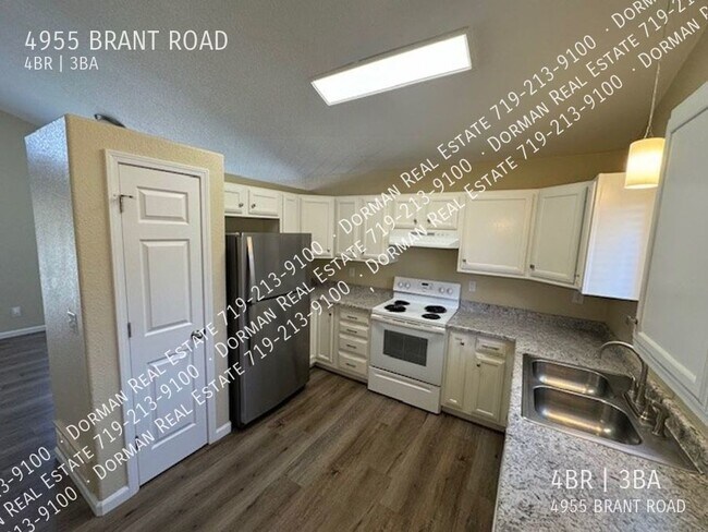 Foto del edificio - Absolutely Beautiful 4 Bedroom Home Just N...