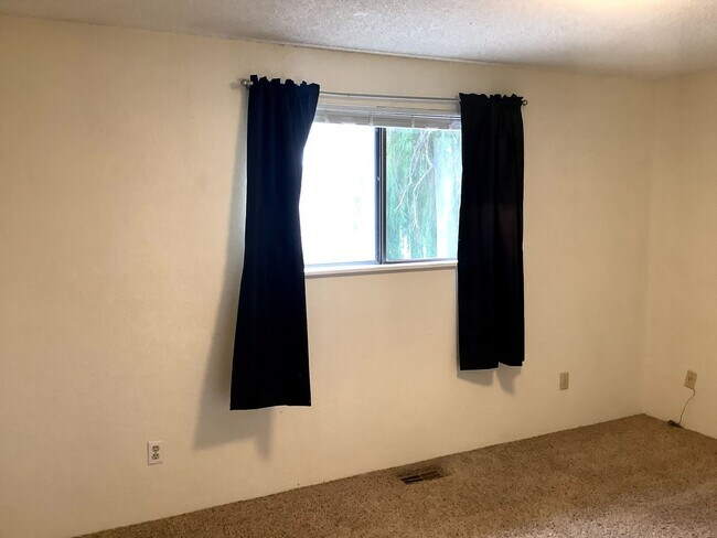 Building Photo - Townhouse Style Apartment with Private Out...