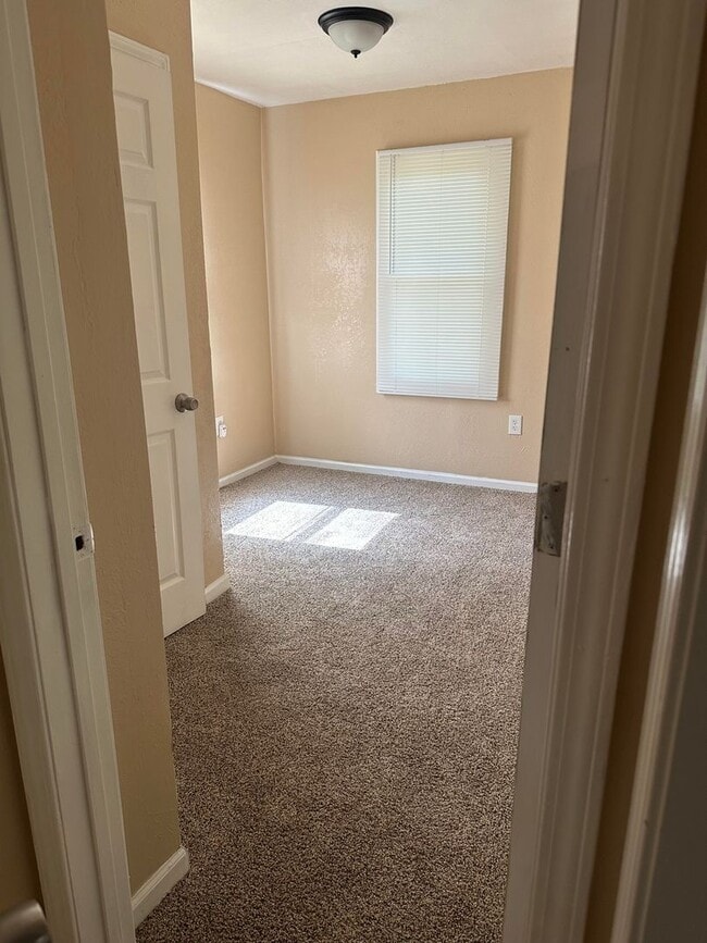 Building Photo - Newly Remodeled 2 Bed 1 Bath home!