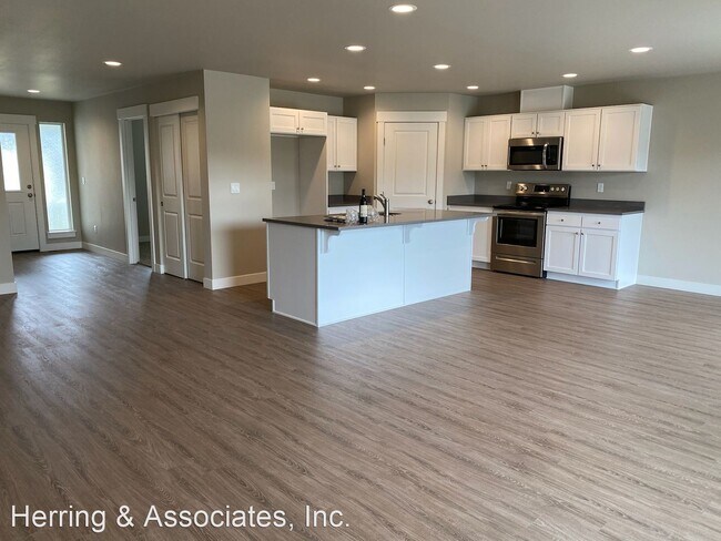 3 br, 2 bath House - 39 S Millbrook Loop - 4