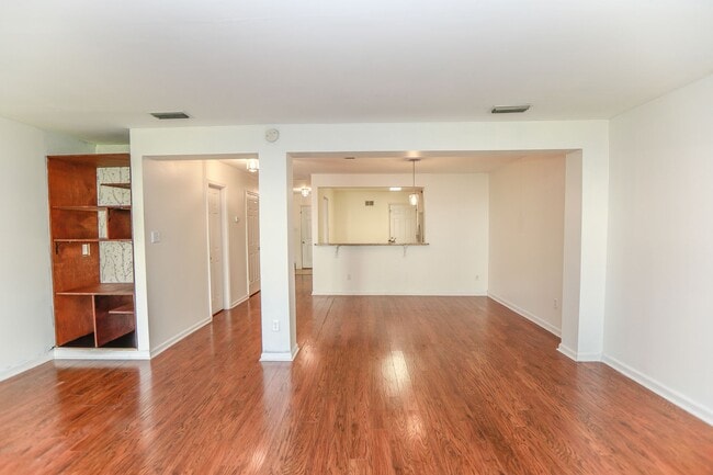 Foto del edificio - "Charming Kempsville Lake Townhome – Great Amenities & Location!"
