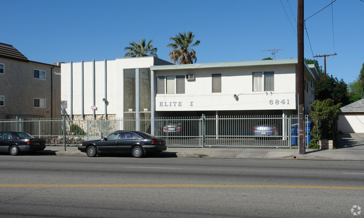 Foto principal - 6841 Woodman Ave