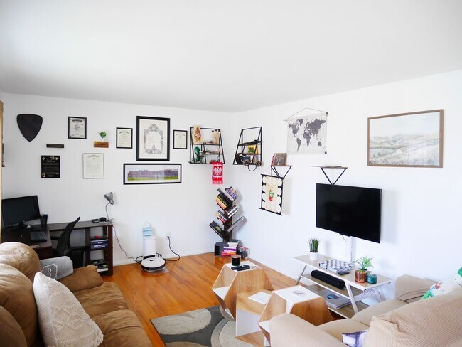 Foto del edificio - Charming 3-Bedroom Single Family Home with...