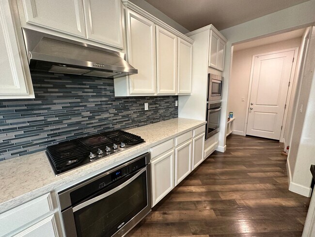 Foto del edificio - Modern 4 Bed, 3.5 Bath Home with Solar, St...