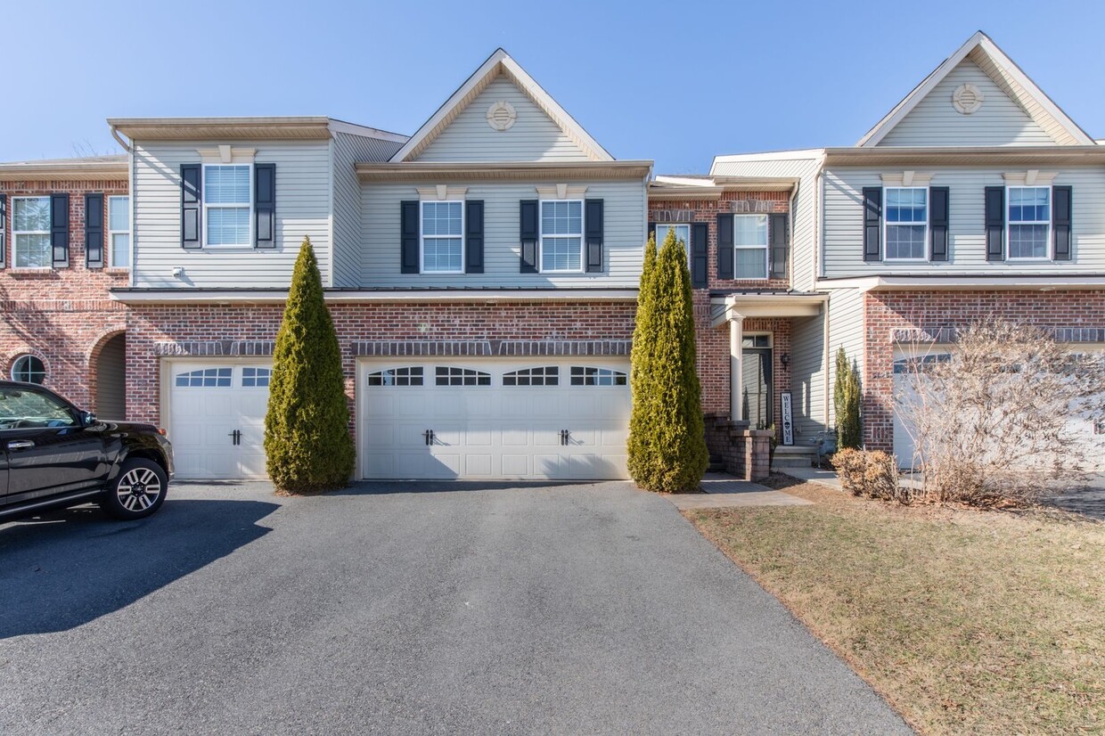 Primary Photo - Modern 3-Bedroom Townhome with First-Floor...