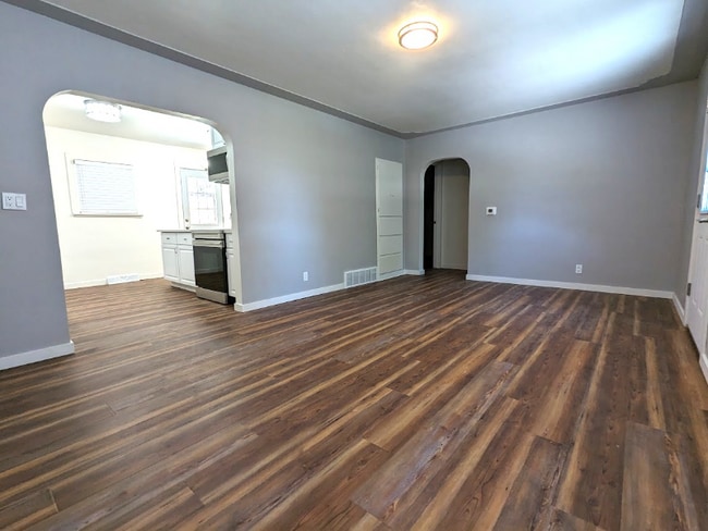 Building Photo - 910 2nd Ave