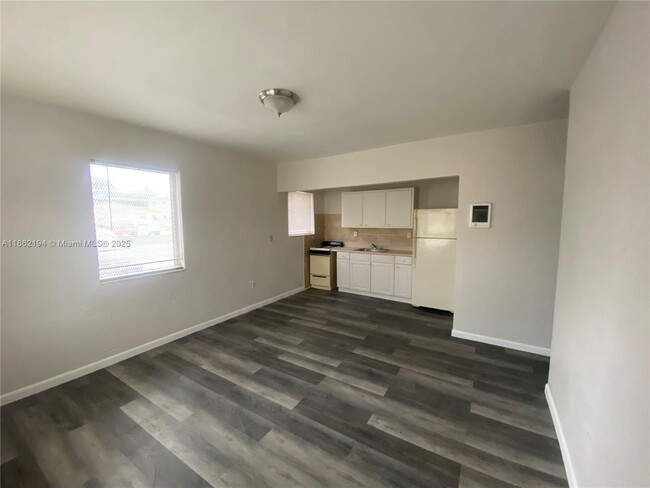 Building Photo - 361 Sharar Ave