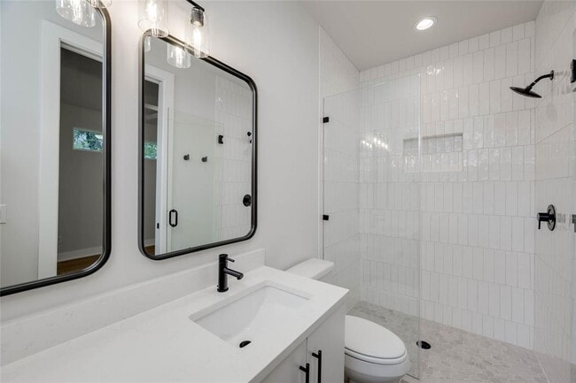 Building Photo - 1406 E 2nd St