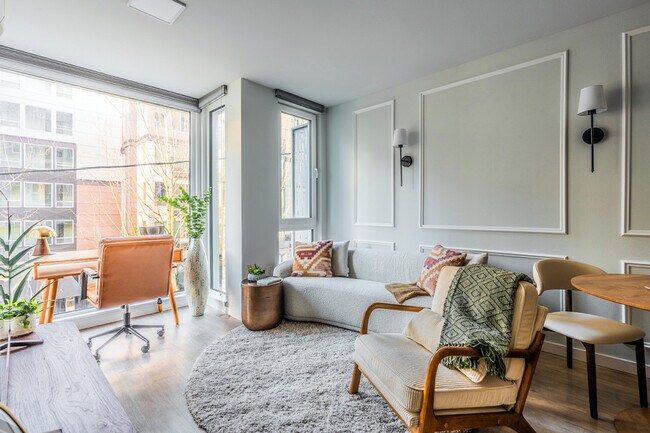 Building Photo - 320 Queen Anne Ave N