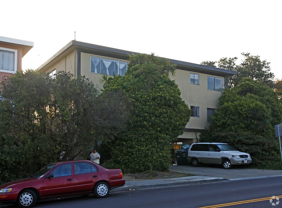 Foto del edificio - 1535 Sullivan Ave