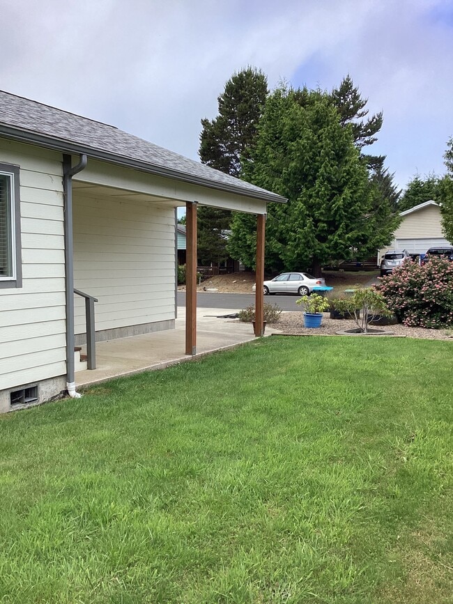 Building Photo - 1365 SW Fairway Dr