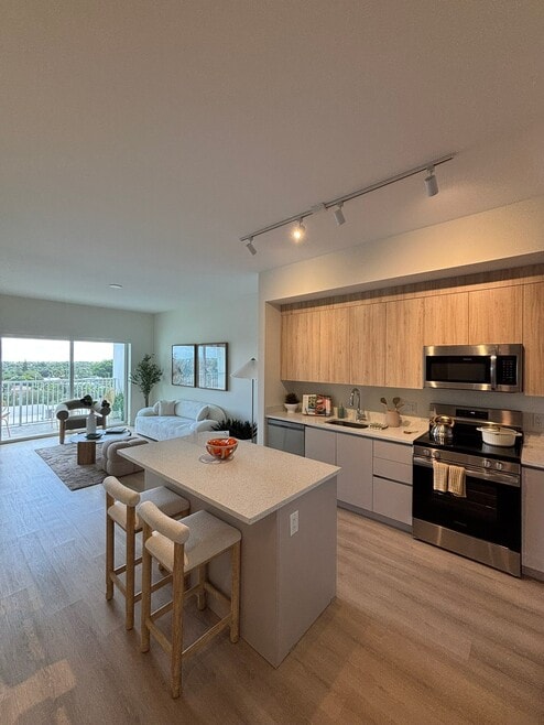 Building Photo - 902 17th Ave N