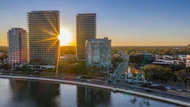 Foto del edificio - 2900 W Bay to Bay Blvd