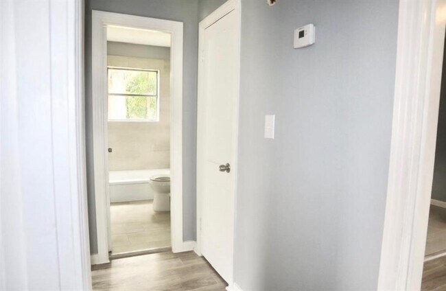 Foto del edificio - 5122 Higgins St