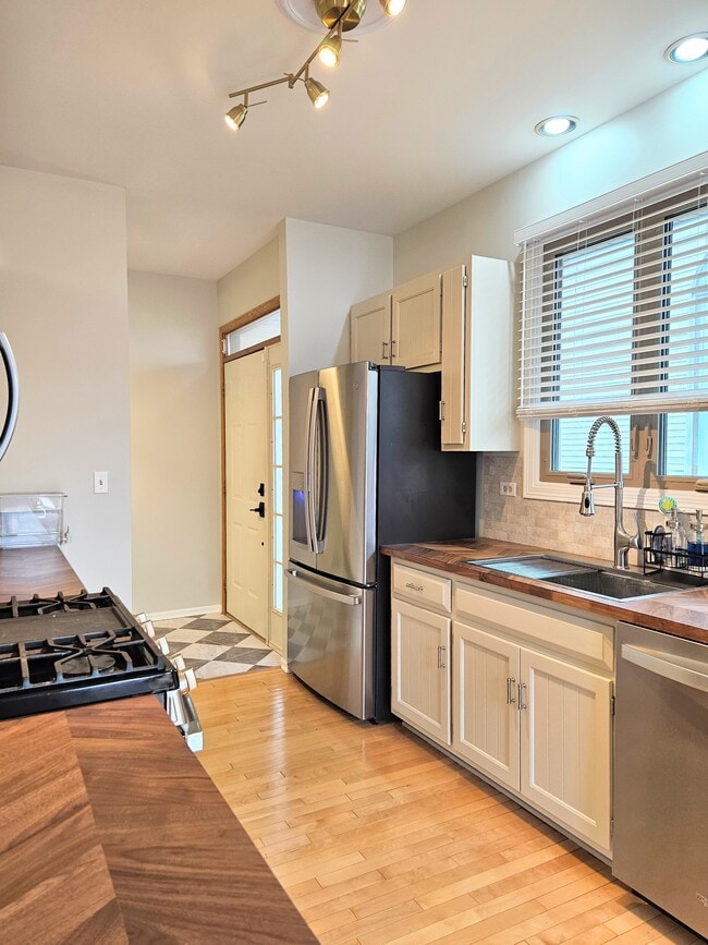 Kitchen - 22943 Bussey Dr