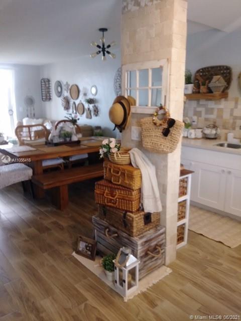 Building Photo - 2910 Point E Dr