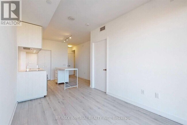 Building Photo - 77 Shuter St