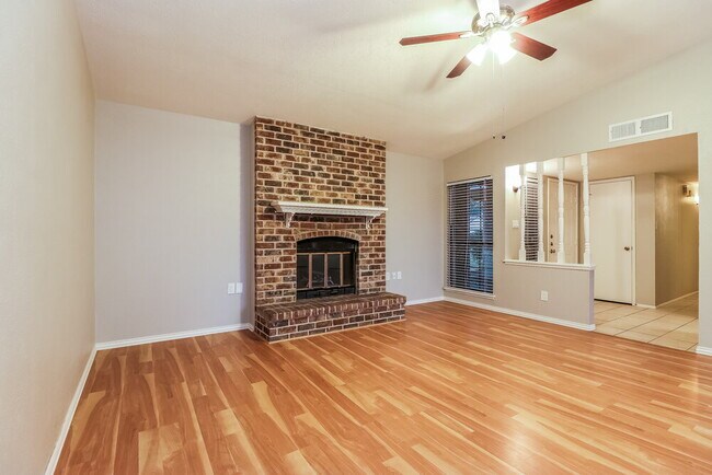 Foto del edificio - 6615 Springfield Dr
