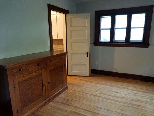 Comedor con puerta a la cocina - 210 Warwick St SE