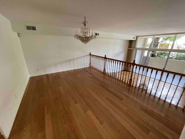Building Photo - LARGE ENCINO SPA CONDO!