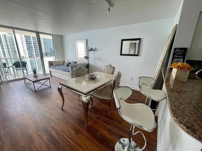 Building Photo - 1155 Brickell Bay Dr