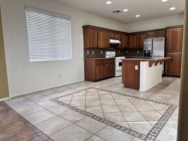 Building Photo - 4 bedroom and 3 full bathroom, 1 Bedroom a...