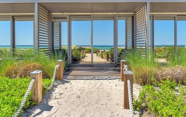 Foto del edificio - 18975 Collins Ave