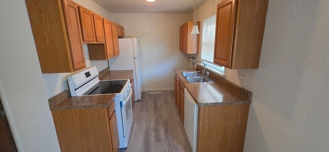 Foto del edificio - ALL PROSPECTIVE TENANTS MUST SUBMIT A $58 NON-REFUNDABLE APPLICATION FEE PER APPLICANT ONLINE AND...